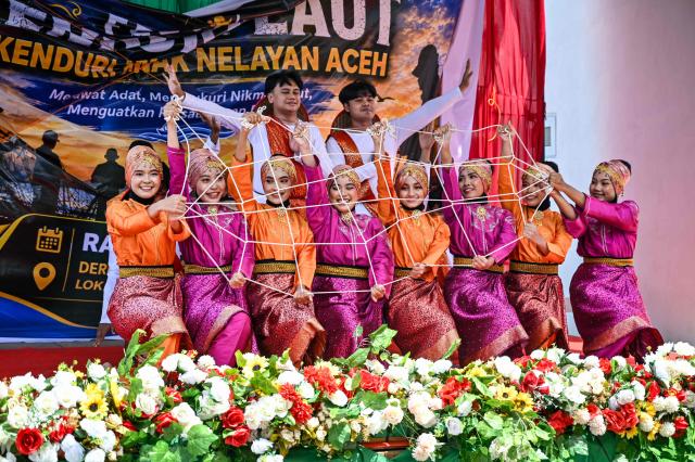 Dancers perform in the traditional festival known as "Kenduri Laot," held as an expression of gratitude for the ocean, off the coast of Banda Aceh on July 22, 2026. (Photo by CHAIDEER MAHYUDDIN / AFP)