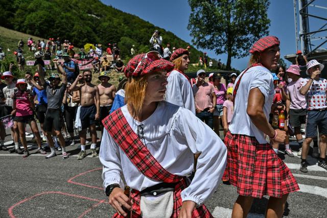 Spectators in costume await the the pack of riders (peloton) in the ascent of the Col des Pres during the 17th stage of the 113th edition of the Tour de France cycling race, 174,7 km between Chambéry and Voiron in the French Alps, on July 22, 2026. (Photo by Jeff PACHOUD / AFP)