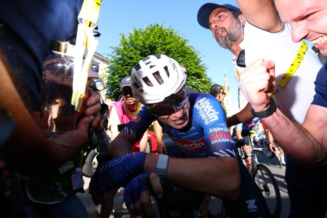 Alpecin - Premier Tech team's Belgian rider Jasper Philipsen celebrates after winning the 17th stage of the 113th edition of the Tour de France cycling race, 174,7 km between Chambéry and Voiron in the French Alps, on July 22, 2026. (Photo by Gonzalo Fuentes / POOL / AFP)