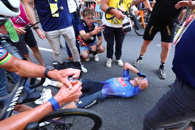 TOPSHOT - Alpecin - Premier Tech team's Belgian rider Jasper Philipsen celebrates after winning the 17th stage of the 113th edition of the Tour de France cycling race, 174,7 km between Chambéry and Voiron in the French Alps, on July 22, 2026. (Photo by Gonzalo Fuentes / POOL / AFP)