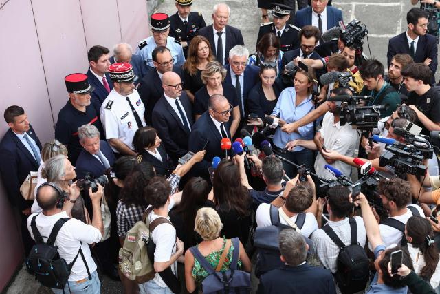 France's Interior Minister Laurent Nunez (C) speaks to the press after visiting a fire station in Bordeaux, south-western France, on July 22, 2026. As fires multiply across the country and three firefighters have died in two weeks, including two in Gironde where the interior minister visits on July 22, the profession is sounding the alarm. On July 21, two 34-year-old professionals were trapped in their tanker truck by a “highly aggressive” pine fire near Bordeaux-Mйrignac airport, in circumstances that have yet to be clarified. (Photo by ROMAIN PERROCHEAU / AFP)