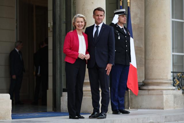 France's President Emmanuel Macron (C) welcomes European Commission President Ursula von der Leyen before a meeting at The Elysee Presidential Palace in Paris on July 22, 2026. (Photo by SIMON WOHLFAHRT / AFP)