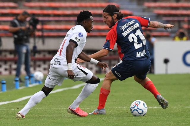 Vasco da Gama's Colombian forward #11 Andres Gomez (L) and Independiente Medellin's Argentine midfielder #21 Agustin Martegani fight for the ball during the first leg of the Copa Sudamericana knockout round play-off football match between Colombia's Independiente Medellin and Brazil's Vasco da Gama, at the Atanasio Girardot stadium, in Medellin, Antioquia department, Colombia, on July 22, 2026. (Photo by Jaime SALDARRIAGA / AFP)