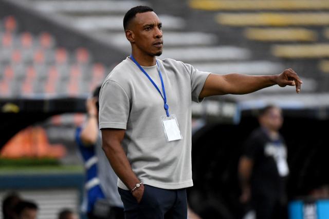 Independiente Medellin's coach Luis Perea gestures during the first leg of the Copa Sudamericana knockout round play-off football match between Colombia's Independiente Medellin and Brazil's Vasco da Gama, at the Atanasio Girardot stadium, in Medellin, Antioquia department, Colombia, on July 22, 2026. (Photo by Jaime SALDARRIAGA / AFP)