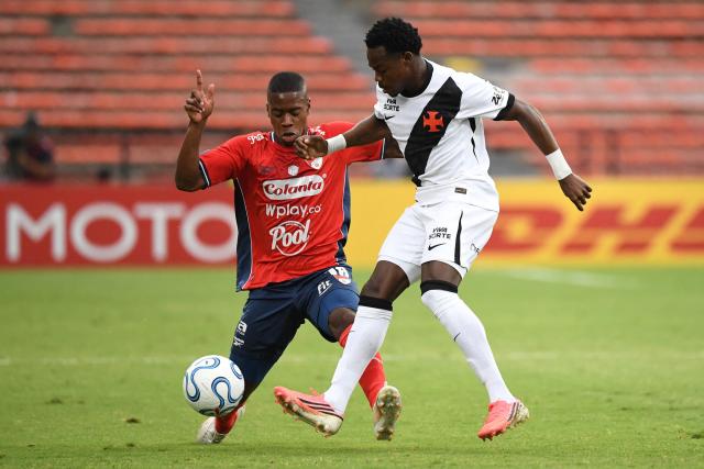 Independiente Medellin's midfielder #16 Halam Loboa (L) and Vasco da Gama's Colombian forward #11 Andres Gomez fight for the ball during the first leg of the Copa Sudamericana knockout round play-off football match between Colombia's Independiente Medellin and Brazil's Vasco da Gama, at the Atanasio Girardot stadium, in Medellin, Antioquia department, Colombia, on July 22, 2026. (Photo by Jaime SALDARRIAGA / AFP)