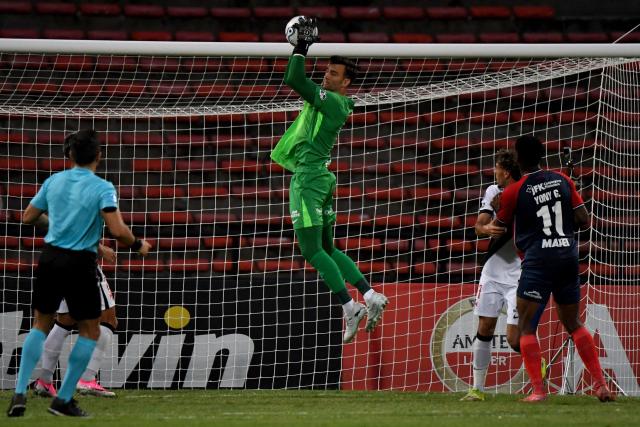 Vasco da Gama's goalkeeper #01 Leo Jardim catches the ball during the first leg of the Copa Sudamericana knockout round play-off football match between Colombia's Independiente Medellin and Brazil's Vasco da Gama, at the Atanasio Girardot stadium, in Medellin, Antioquia department, Colombia, on July 22, 2026. (Photo by Jaime SALDARRIAGA / AFP)