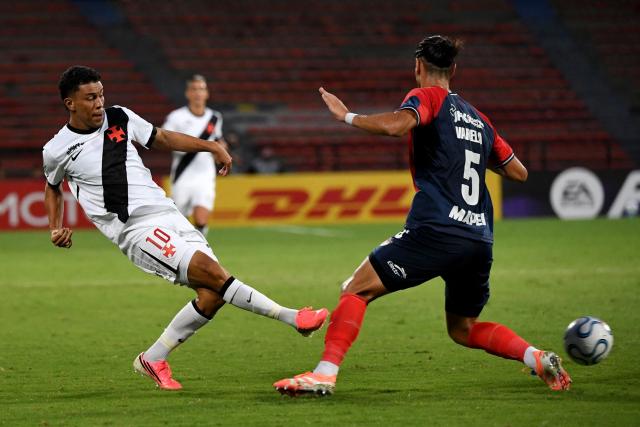 Vasco da Gama's Colombian midfielder #10 Johan Rojas passes the ball past Independiente Medellin's Uruguayan defender #05 Joaquin Varela during the first leg of the Copa Sudamericana knockout round play-off football match between Colombia's Independiente Medellin and Brazil's Vasco da Gama, at the Atanasio Girardot stadium, in Medellin, Antioquia department, Colombia, on July 22, 2026. (Photo by Jaime SALDARRIAGA / AFP)