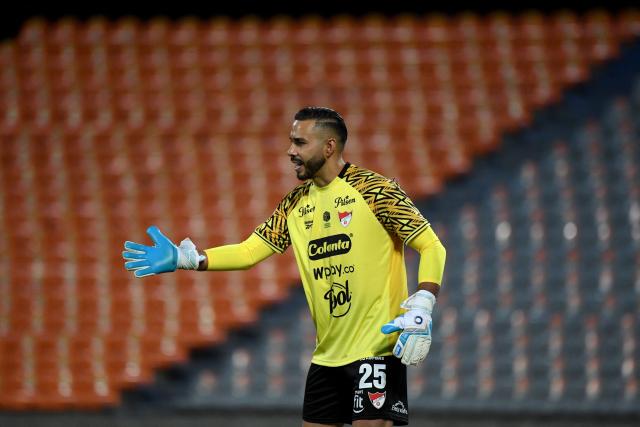 Independiente Medellin's goalkeeper #25 Eder Chaux gestures during the first leg of the Copa Sudamericana knockout round play-off football match between Colombia's Independiente Medellin and Brazil's Vasco da Gama, at the Atanasio Girardot stadium, in Medellin, Antioquia department, Colombia, on July 22, 2026. (Photo by Jaime SALDARRIAGA / AFP)