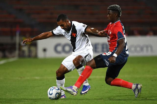 Vasco da Gama's defender #96 Paulo Henrique (L) and Independiente Medellin's forward #20 John Montano fight for the ball during the first leg of the Copa Sudamericana knockout round play-off football match between Colombia's Independiente Medellin and Brazil's Vasco da Gama, at the Atanasio Girardot stadium, in Medellin, Antioquia department, Colombia, on July 22, 2026. (Photo by Jaime SALDARRIAGA / AFP)