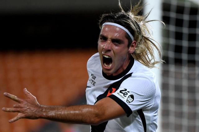 Vasco da Gama's Argentinian forward #77 Claudio Spinelli celebrates after scoring his team's second goal during the first leg of the Copa Sudamericana knockout round play-off football match between Colombia's Independiente Medellin and Brazil's Vasco da Gama, at the Atanasio Girardot stadium, in Medellin, Antioquia department, Colombia, on July 22, 2026. (Photo by Jaime SALDARRIAGA / AFP)