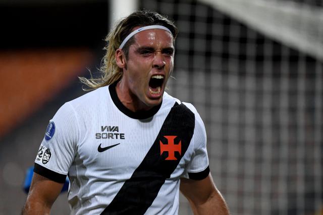 Vasco da Gama's Argentinian forward #77 Claudio Spinelli celebrates after scoring his team's second goal during the first leg of the Copa Sudamericana knockout round play-off football match between Colombia's Independiente Medellin and Brazil's Vasco da Gama, at the Atanasio Girardot stadium, in Medellin, Antioquia department, Colombia, on July 22, 2026. (Photo by Jaime SALDARRIAGA / AFP)