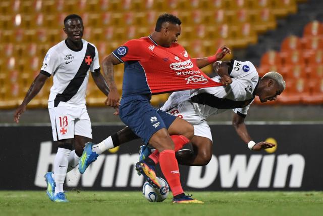 Independiente Medellin's midfielder #31 Diego Moreno (C) and Vasco da Gama's midfielder #66 Cuiabano fight for the ball during the first leg of the Copa Sudamericana knockout round play-off football match between Colombia's Independiente Medellin and Brazil's Vasco da Gama, at the Atanasio Girardot stadium, in Medellin, Antioquia department, Colombia, on July 22, 2026. (Photo by Jaime SALDARRIAGA / AFP)