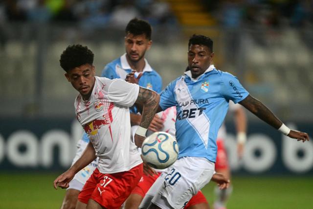 Red Bull Bragantino's midfielder #57 Marcelinho Braz (L) and Sporting Cristal's defender #20 Miguel Araujo fight for the ball during the first leg of the Copa Sudamericana knockout round play-off football match between Peru's Sporting Cristal and Brazil's Red Bull Bragantino, at the Nacional stadium in Lima, on July 22, 2026. (Photo by ERNESTO BENAVIDES / AFP)