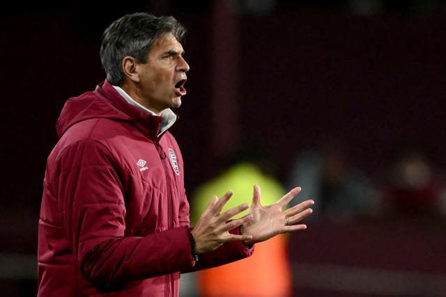 Lanus' head coach Mauricio Pellegrino gives instructions to his players during the first leg of the Copa Sudamericana knockout round play-off football match between Argentina's Lanus and Peru's Cienciano, at the Ciudad de Lanus stadium, in Lanus, Buenos Aires province, Argentina on July 22, 2026. (Photo by Luis ROBAYO / AFP)