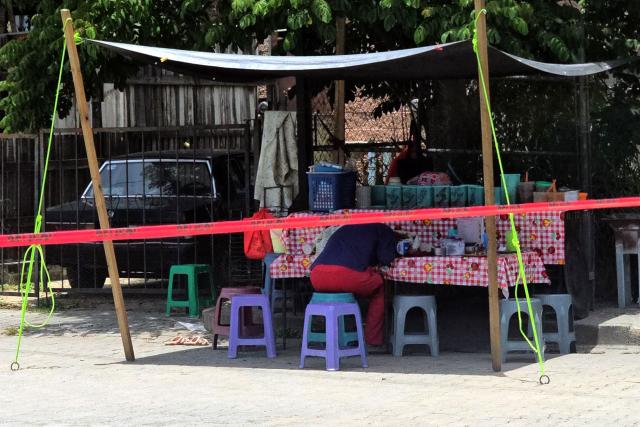 The body of Mexican journalist Alejandro Leyva Aguilar, 58, lies at the scene after he was killed while dining at a restaurant in the community of San Pablo Etla, Oaxaca State, Mexico, on July 22, 2026. Francisco Alejandro Leyva Aguilar, who was the director of a local television station and wrote a political column, was killed by armed men who arrived on a motorcycle in the municipality of San Pablo Etla, a source from the prosecutor’s office told AFP. (Photo by VIRGILIO LUIS / AFP)
