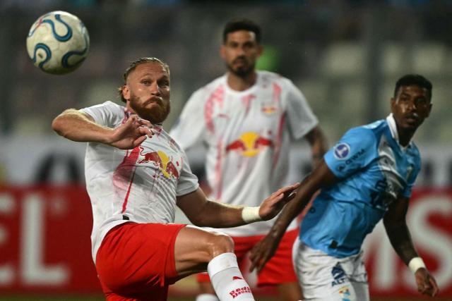Red Bull Bragantino's Paraguayan forward #09 Isidro Pitta (L) looks at the ball during the first leg of the Copa Sudamericana knockout round play-off football match between Peru's Sporting Cristal and Brazil's Red Bull Bragantino, at the Nacional stadium in Lima, on July 22, 2026. (Photo by ERNESTO BENAVIDES / AFP)