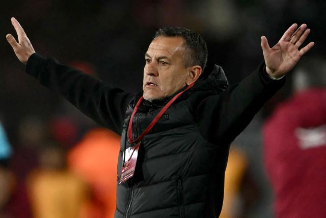 Cienciano's Argentine head coach Horacio Melgarejo gestures during the first leg of the Copa Sudamericana knockout round play-off football match between Argentina's Lanus and Peru's Cienciano, at the Ciudad de Lanus stadium, in Lanus, Buenos Aires province, Argentina on July 22, 2026. (Photo by Luis ROBAYO / AFP)