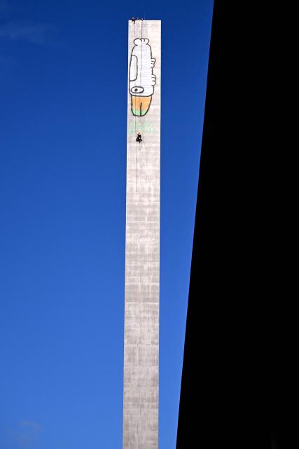 Abseilers prepare to paint over Pam the Bird graffiti on Melbourne's Bolte Bridge on July 23, 2026. The graffiti was spray-painted on one of the bridge's 140-metre-tall pylons by alleged vandal Jack Gibson-Burrell and it is expected to take several days, taking 100 litres of surface preparation, primer and paint. (Photo by William WEST / AFP)
