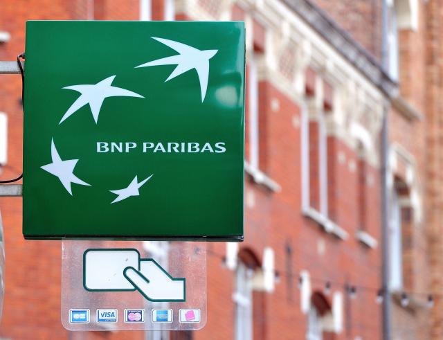 (FILES) A photo taken on June 24, 2014 in Lille, northern France shows the logo of the French bank BNP Paribas. AFP PHOTO / PHILIPPE HUGUEN. On July 23, 2026, BNP Paribas bank reported a sharp 33.4% increase in net profit for the second quarter, reaching 4.3 billion euros, thanks to the sale of its stake in a Belgian insurance company and the integration of asset management activities purchased from insurer Axa last year. (Photo by Philippe HUGUEN / AFP)