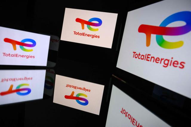 (FILES) This illustrative photograph shows screens displaying the logo of the French company TotalEnergies, listed on the CAC 40, the main stock market index of the Paris Stock Exchange, in Toulouse on March 31, 2026. The French oil and gas giant TotalEnergies announced on Thursday that its net profit doubled in the second quarter to $5.4 billion (up from $2.7 billion a year earlier), boosted by high hydrocarbon prices linked to the conflict in the Middle East. (Photo by Lionel BONAVENTURE / AFP)