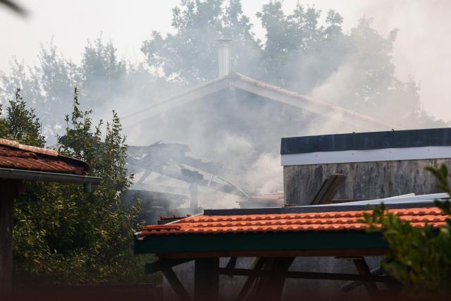 This photograph shows a partially burnt house in Le Porge, southwestern France on July 23, 2026. A highly virulent wildfire has swept through more than 2,000 hectares since July 22, 2026 near the Arcachon Basin (Gironde), where nearly 12,000 residents and tourists have been evacuated in total from this area of the Landes de Gascogne forest, already devastated by flames in 2022. (Photo by ROMAIN PERROCHEAU / AFP)
