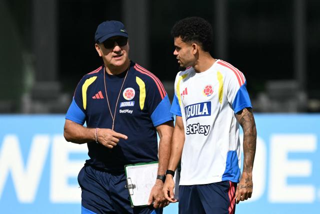 (FILES) Colombia's Argentine head coach Nestor Lorenzo (L) speaks with Colombia's forward #07 Luis Diaz at a training session at Inter Miami CF Stadium in Fort Lauderdale on July 1, 2026, during the 2026 World Cup football tournament. Argentine Nestor Lorenzo has extended his contract as head coach of the Colombian national football team, the Colombian Football Federation (FCF) announced on July 23, 2026. (Photo by CHANDAN KHANNA / AFP)