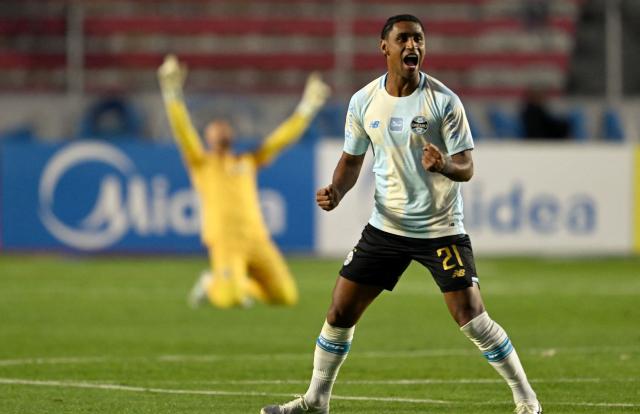 Gremio's forward #21 Tete celebrates scoring his team's second goal during the first leg of the Copa Sudamericana knockout round play-off football match between Bolivia's Bolivar and Brazil's Gremio at the Hernando Siles stadium in La Paz, on July 23, 2026. (Photo by AIZAR RALDES / AFP)