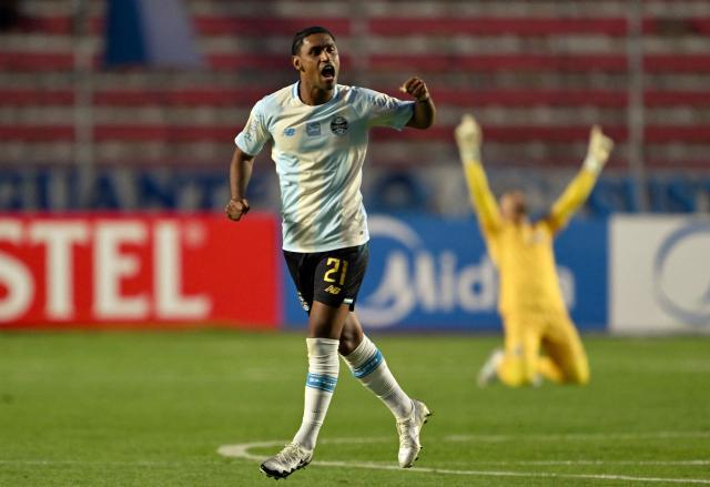 Gremio's forward #21 Tete celebrates scoring his team's second goal during the first leg of the Copa Sudamericana knockout round play-off football match between Bolivia's Bolivar and Brazil's Gremio at the Hernando Siles stadium in La Paz, on July 23, 2026. (Photo by AIZAR RALDES / AFP)
