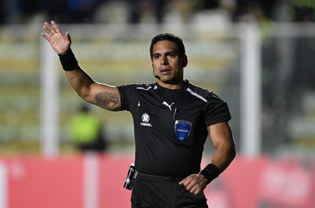 Peruvian referee Roberto Perez gestures during the first leg of the Copa Sudamericana knockout round play-off football match between Bolivia's Bolivar and Brazil's Gremio at the Hernando Siles stadium in La Paz, on July 23, 2026. (Photo by AIZAR RALDES / AFP)