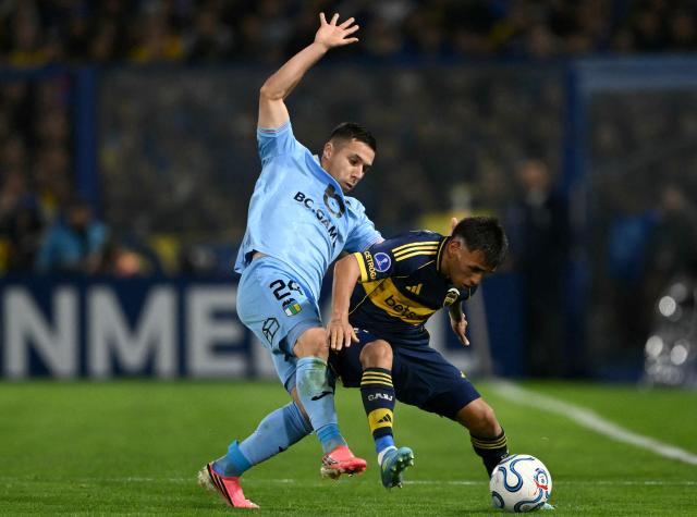 O'Higgins Argentine forward #24 Francisco Gonzalez and Boca Juniors' midfielder #18 Milton Delgado fight for the ball during the first leg of the Copa Sudamericana knockout round play-off football match between Argentina's Boca Juniors and Chile's O'Higgins at La Bombonera stadium, in Buenos Aires, on July 23, 2026. (Photo by Luis ROBAYO / AFP)
