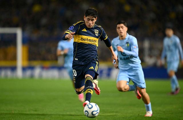 Boca Juniors' midfielder #10 Tomas Aranda runs with the ball during the first leg of the Copa Sudamericana knockout round play-off football match between Argentina's Boca Juniors and Chile's O'Higgins at La Bombonera stadium, in Buenos Aires, on July 23, 2026. (Photo by Luis ROBAYO / AFP)