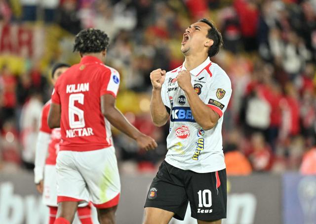 Caracas' midfielder #10 Michael Covea reacts after missing a chance to score during the first leg of the Copa Sudamericana knockout round play-off football match between Colombia's Independiente Santa Fe and Venezuela's Caracas, at the Nemesio Camacho 'El Campin' stadium in Bogota, on July 23, 2026. (Photo by Luis ACOSTA / AFP)