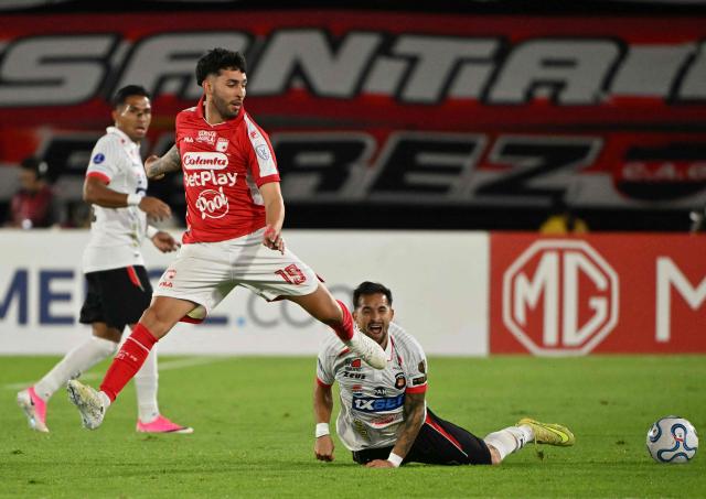 Santa Fe's Argentine forward #19 Nahuel Bustos and Caracas' forward #07 Robert Hernandez fight for the ball during the first leg of the Copa Sudamericana knockout round play-off football match between Colombia's Independiente Santa Fe and Venezuela's Caracas, at the Nemesio Camacho 'El Campin' stadium in Bogota, on July 23, 2026. (Photo by Luis ACOSTA / AFP)