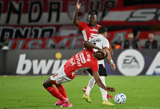 Santa Fe's defender #13 Helibelton Palacios and Caracas' forward #07 Robert Hernandez fight for the ball during the first leg of the Copa Sudamericana knockout round play-off football match between Colombia's Independiente Santa Fe and Venezuela's Caracas, at the Nemesio Camacho 'El Campin' stadium in Bogota, on July 23, 2026. (Photo by Luis ACOSTA / AFP)