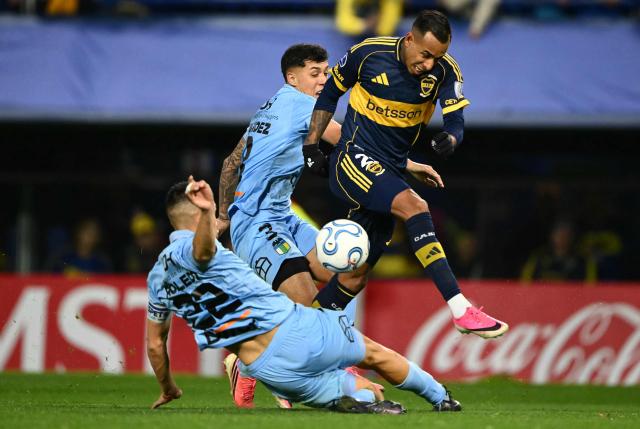 Boca Juniors' Colombian forward #22 Sebastian Villa fights for the ball with O'Higgins Argentine defender #22 Alan Robledo and O'Higgins defender #03 Felipe Faundez during the first leg of the Copa Sudamericana knockout round play-off football match between Argentina's Boca Juniors and Chile's O'Higgins at La Bombonera stadium, in Buenos Aires, on July 23, 2026. (Photo by Luis ROBAYO / AFP)