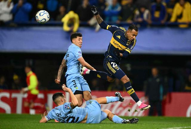Boca Juniors' Colombian forward #22 Sebastian Villa fights for the ball with O'Higgins Argentine defender #22 Alan Robledo and O'Higgins defender #03 Felipe Faundez during the first leg of the Copa Sudamericana knockout round play-off football match between Argentina's Boca Juniors and Chile's O'Higgins at La Bombonera stadium, in Buenos Aires, on July 23, 2026. (Photo by Luis ROBAYO / AFP)