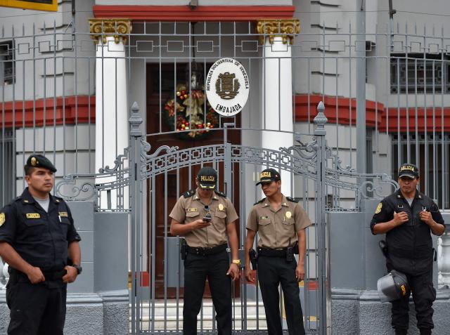 (FILES) Police officers stand guard at the entrance of the Venezuelan embassy in Lima as a group of Venezuelans living in Peru protest against Venezuelan President Nicolas Maduro's new term in office on January 10, 2019. Peru and Venezuela will resume diplomatic relations after severing ties over Venezuelan ousted leader Nicolas Maduro's disputed election win in 2024, both foreign ministries announced on July 24, 2026. (Photo by Cris BOURONCLE / AFP)