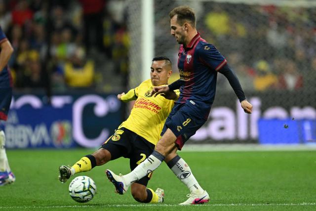 America's midfielder #28 Erick Sanchez and Atlante's midfielder #08 Eugenio Pizzuto fight for the ball during the Liga MX Apertura football match between Atlante and America at Banorte stadium (formerly known as Azteca) in Mexico City on July 24, 2026. (Photo by YURI CORTEZ / AFP)