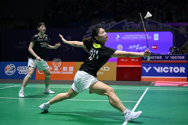 South Korea's Baek Ha-na (R) and Lee So-hee (L) play against China's Liu Shengshu and Tan Ning during their women's doubles semi-final match at the China Open badminton tournament in Changzhou, eastern China's Jiangsu province on July 25, 2026. (Photo by CN-STR / AFP) / China OUT