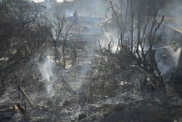 Firefighters battle a fire that killed one person, in a area of vegetables garden and orchards in a gorge of Manises, eastern Spain, on July 25, 2026. A fire in a ravine near Valencia, in the east of Spain, killed one person, according to the local authority in the affected town of Manises. (Photo by Jose JORDAN / AFP)