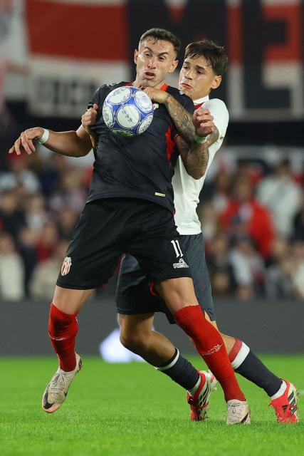 Barracas Central's forward #11 Norberto Briasco and River Plate's defender #28 Lucas Martinez Quarta fight for the ball during the Argentine Professional League 2026 Clausura football match between River Plate and Barracas Central at MAS Monumental Stadium in Buenos Aires on July 25, 2026. (Photo by Alejandro PAGNI / AFP)