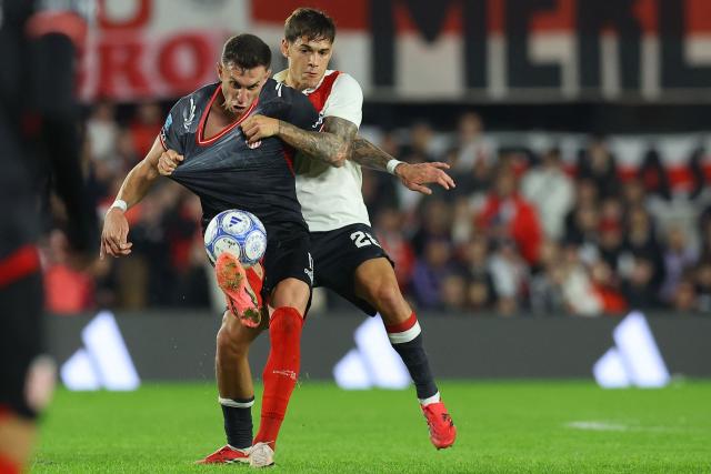 Barracas Central's forward #11 Norberto Briasco and River Plate's defender #28 Lucas Martinez Quarta fight for the ball during the Argentine Professional League 2026 Clausura football match between River Plate and Barracas Central at MAS Monumental Stadium in Buenos Aires on July 25, 2026. (Photo by Alejandro PAGNI / AFP)