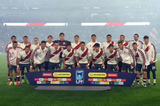 River Plate players pose for pictures ahead of the Argentine Professional League 2026 Clausura football match between River Plate and Barracas Central at MAS Monumental Stadium in Buenos Aires on July 25, 2026. (Photo by Alejandro PAGNI / AFP)
