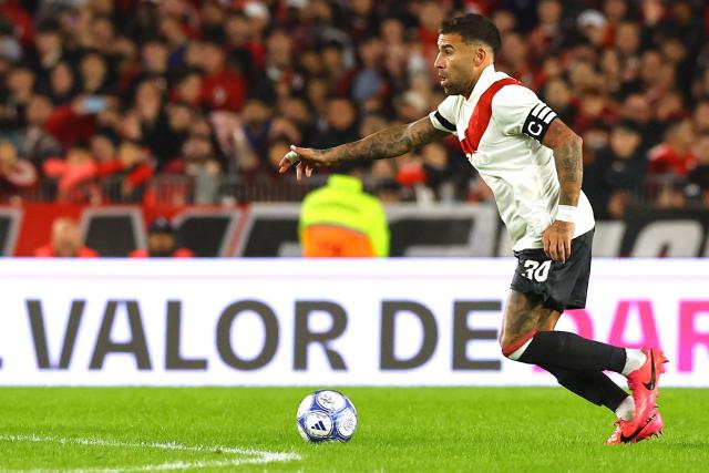 River Plate's defender #30 Nicolas Otamendi controls the ball during the Argentine Professional League 2026 Clausura football match between River Plate and Barracas Central at MAS Monumental Stadium in Buenos Aires on July 25, 2026. (Photo by Alejandro PAGNI / AFP)