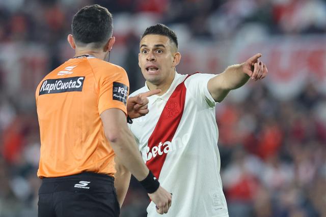 River Plate's Colombian forward #19 Rafael Santos Borrre argues withe referee Nazareno Arasa during the Argentine Professional League 2026 Clausura football match between River Plate and Barracas Central at MAS Monumental Stadium in Buenos Aires on July 25, 2026. (Photo by Alejandro PAGNI / AFP)