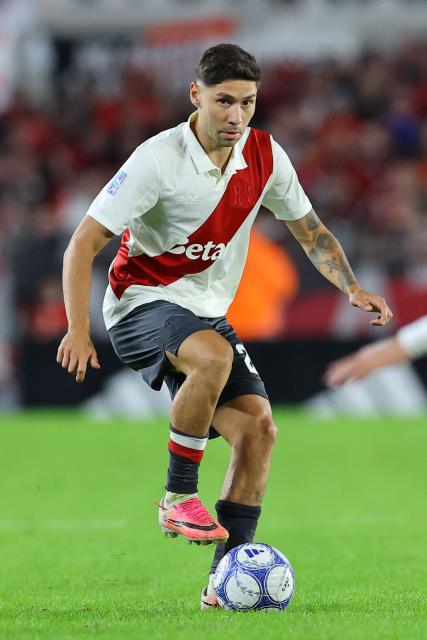 River Plate's defender #29 Gonzalo Montiel controls the ball during the Argentine Professional League 2026 Clausura football match between River Plate and Barracas Central at MAS Monumental Stadium in Buenos Aires on July 25, 2026. (Photo by Alejandro PAGNI / AFP)