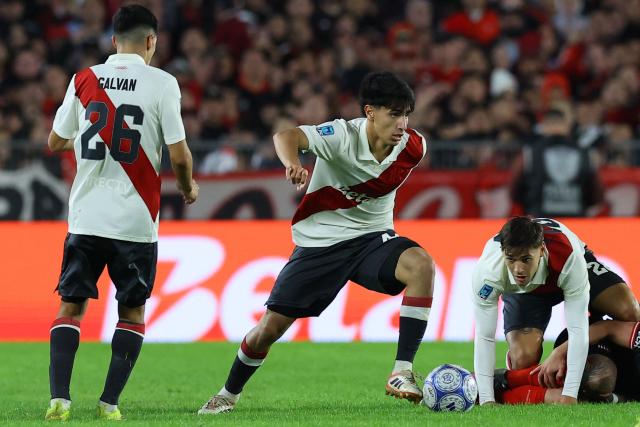 River Plate's midfielder #44 Lucas Silva controls the ball during the Argentine Professional League 2026 Clausura football match between River Plate and Barracas Central at MAS Monumental Stadium in Buenos Aires on July 25, 2026. (Photo by Alejandro PAGNI / AFP)