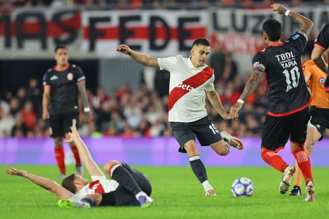 River Plate's Colombian forward #19 Rafael Santos Borre and Barracas Central's midfielder #10 Ivan Tapia fight for the ball during the Argentine Professional League 2026 Clausura football match between River Plate and Barracas Central at MAS Monumental Stadium in Buenos Aires on July 25, 2026. (Photo by Alejandro PAGNI / AFP)