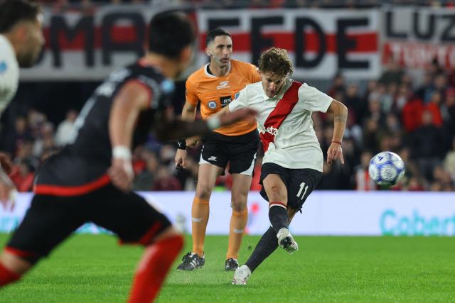 River Plate's forward #11 Facundo Colidio takes a free kick during the Argentine Professional League 2026 Clausura football match between River Plate and Barracas Central at MAS Monumental Stadium in Buenos Aires on July 25, 2026. (Photo by Alejandro PAGNI / AFP)