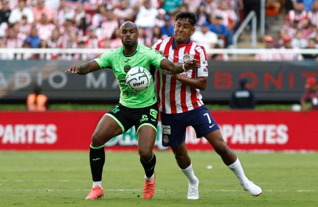 Juarez's Colombian forward #19 Oscar Estupinan and Guadalajara's midfielder #07 Luis Romo fight for the ball during the Liga MX Apertura football match between Guadalajara and Juarez at the Akron stadium in Zapopan, Jalisco, Mexico on July 25, 2026. (Photo by ULISES RUIZ / AFP)